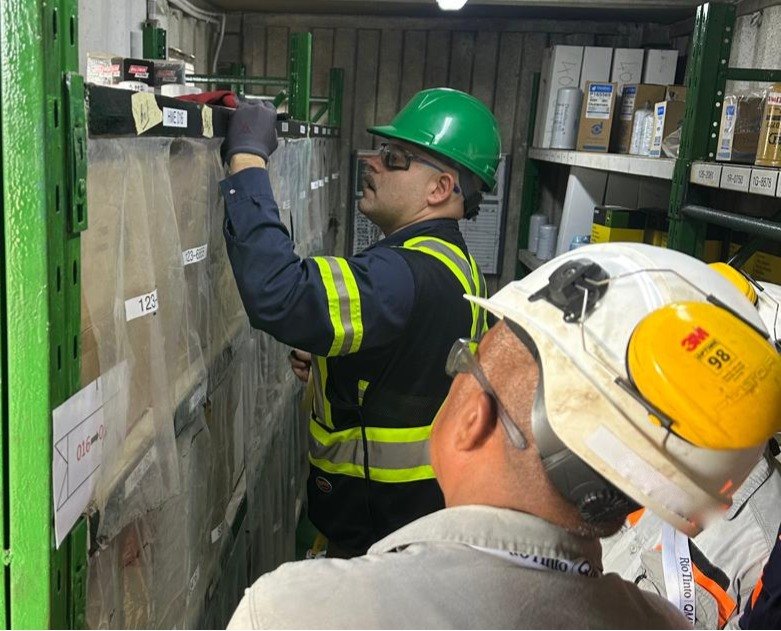 Louis-Philippe Vézina leading a Kaizen and 5S workshop in a parts store with a mining maintenance team