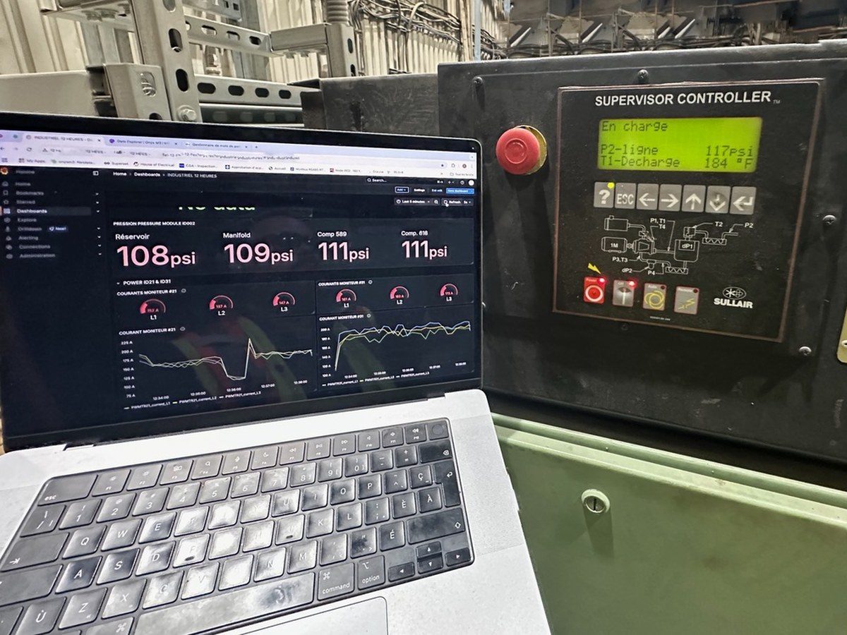 Mesure validée en direct : tableau de bord de pression affiché à côté du contrôleur d'un compresseur industriel